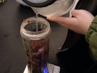 3、红糖枣泥蛋糕,放入搅拌机里加入70ml清水