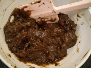 7、红糖枣泥蛋糕,继续搅拌好，待用