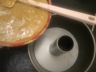 21、红糖枣泥蛋糕,倒入模具中我用的是一个7寸中空模具，如果你用6寸蛋糕会更加高一点