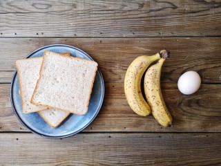 1、全麦土司香蕉派——无油低卡健身餐,准备食材。