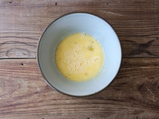 4、全麦土司香蕉派——无油低卡健身餐,鸡蛋打散成蛋液。