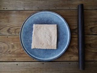 6、全麦土司香蕉派——无油低卡健身餐,用擀面杖擀平,在一边划三道口。