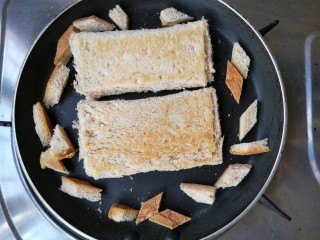 10、全麦土司香蕉派——无油低卡健身餐,中小火烘至一面金黄后翻面。