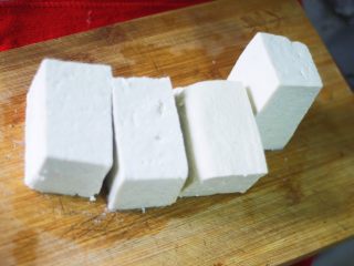 1、功夫私房菜,心机豆腐 ,这种豆腐一定要切大块,厚一点,我买了不到一斤的豆腐只切了四块。