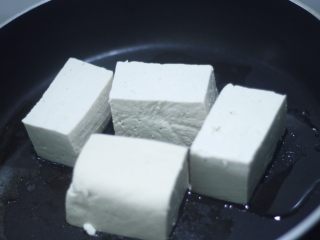 2、功夫私房菜,心机豆腐 ,锅里放一勺植物油,大火烧热改中火煎豆腐块。