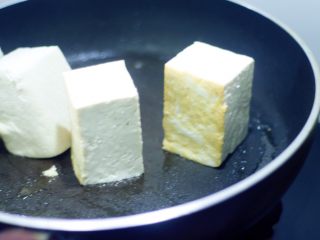 3、功夫私房菜,心机豆腐 ,一面豆腐煎到焦黄发硬就翻面煎。建议直接用手快速翻,用筷子夹不好容易坏。