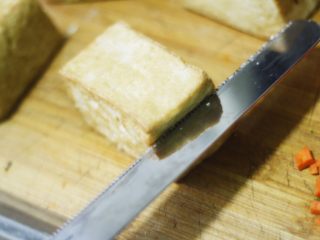 5、功夫私房菜,心机豆腐 ,煎好的豆腐用面包刀在四分之一出切开,切记不要完全切下来,根部不要切断。