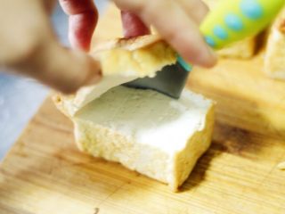 6、功夫私房菜,心机豆腐 ,用勺子小心的把下面的豆腐挖空,挖出来的豆腐我丢在肉馅里包包子用了。