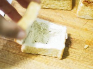 7、功夫私房菜,心机豆腐 ,掏空的豆腐像个小箱子,注意豆腐底部不要挖太多以免挖漏了。