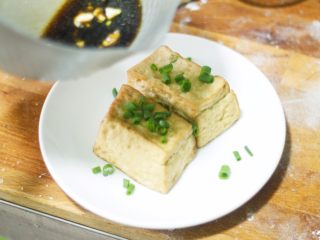 13、功夫私房菜,心机豆腐 ,蒸好后直接用手捡出来装盘,撒上小葱花,再浇上生抽提味。