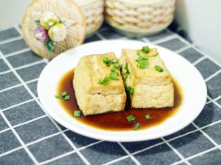 14、功夫私房菜,心机豆腐 ,搞定!这道豆腐好有心机哦~真真考验耐心,所以不建议单独做,可以在包饺子蒸包子或烙肉饼的时候顺手做了,挖出去的豆腐,剩下的蛋液,胡萝卜丁,黄瓜丁我都放到肉馅里蒸包子了,不浪费还省事。