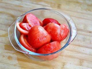 1、自制番茄酱,西红柿去皮，切大块备用。