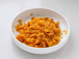 1、南瓜饼干,首先选择一块水分少的老南瓜，去皮后切成小块装入碗中，覆盖保鲜膜上锅蒸熟，取出后碾压成南瓜泥晾温