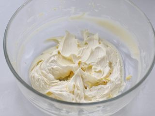 2、南瓜饼干,黄油提前软化至手指可以轻松戳入的状态，加入糖粉和盐，用电动打蛋器打至蓬松发白的状态