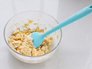 5、南瓜饼干,用刮刀拌至无干粉状态