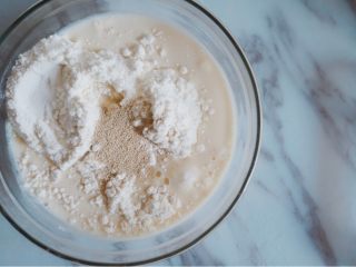 3、创意奶牛花纹切片馒头,加入所需要的酵母,可以加一点糖也可不加