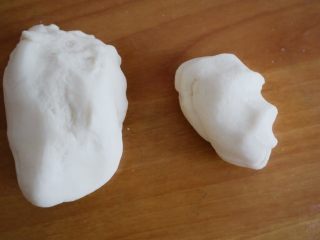 7、创意奶牛花纹切片馒头,将一块大面剂分成两份,一份三分之二,另一份三分之一就可以