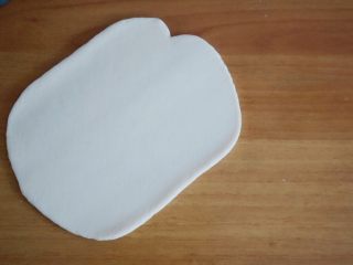 14、创意奶牛花纹切片馒头,将白色面团擀成厚度差不多的薄片