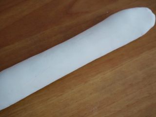 16、创意奶牛花纹切片馒头,卷好后如图,里面包裹着黑色长条,熟后切开我们就能够看到,可以放入蒸锅开小火待锅温热关火行醒发15分钟左右