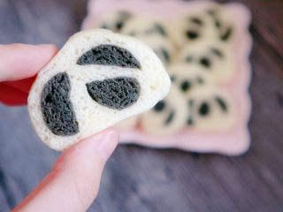 18、创意奶牛花纹切片馒头,切开后可以看到黑白分明,带有黑芝麻酱的配色部分芝麻味十足