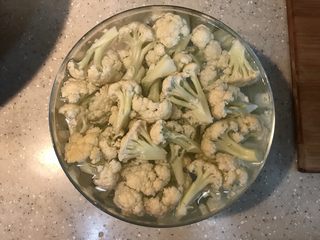 1、蘑菇小姐便当,花菜掰小块，盐水浸泡片刻