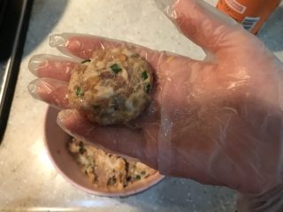 10、蘑菇小姐便当,用手抓一块肉馅，捏成小圆饼，在两个手心里来回甩，明白吗？就像拿了一块烫手山芋扔了可惜，来回丢，目的是让肉饼上劲，煎的时候不易散