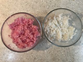 16、蘑菇小姐便当,加入米饭拌均，再取一点白饭，放点寿司醋拌均