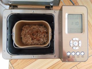 10、香酥猪肉蓉——宝宝辅食, 调味料倒入面包桶里，启动面包机的肉松功能