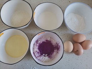 1、紫薯米粉蛋糕,称好所有食材备用