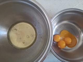 2、紫薯米粉蛋糕,准备两个干净无油无水的盆，分离蛋清和蛋黄，蛋白里不能掉入蛋黄，否则蛋白打不起来，分离好的蛋白放冰箱冷藏备用