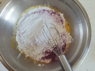 4、紫薯米粉蛋糕,把粘米粉，糯米粉和紫薯粉一起倒入乳化好的蛋黄糊里，米粉可以不过筛