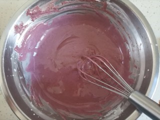 5、紫薯米粉蛋糕,用手动打蛋器搅打均匀（不必注意手法，因为米粉不会起筋），搅拌均匀后放一旁备用