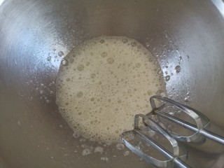 6、紫薯米粉蛋糕,处理蛋白，打蛋器开高速打到鱼眼泡泡时加入1/3白糖