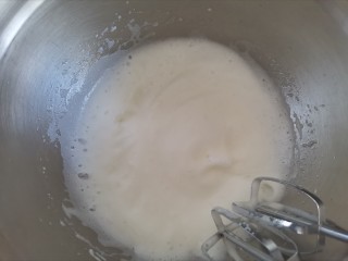 7、紫薯米粉蛋糕,继续打发至粗泡细腻第二次加入1/3的白糖，