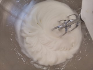 8、紫薯米粉蛋糕,打发至出现明显纹路时加入最后1/3的糖