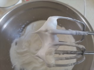 9、紫薯米粉蛋糕,打发至干性发泡，提起打蛋器蛋白有直立的小尖角