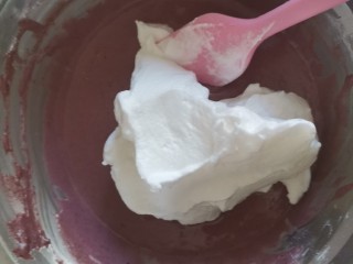 10、紫薯米粉蛋糕,取1/3的蛋白霜到紫薯糊中翻拌均匀