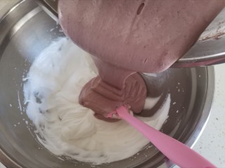 11、紫薯米粉蛋糕,翻拌好的紫薯糊再全部倒入蛋白霜中，同样的手法翻拌均匀