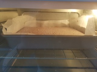 13、紫薯米粉蛋糕,送入预热好的烤箱，上下火150度烤30分钟