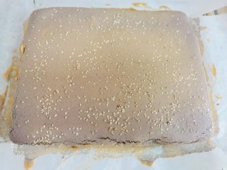 14、紫薯米粉蛋糕,烤好取出来撕去四周油纸，放在烤网上晾凉