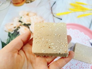 15、紫薯米粉蛋糕,晾凉后切块即可食用了