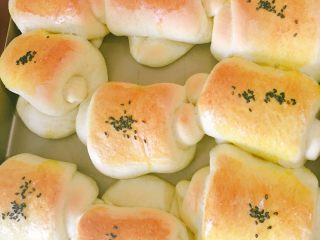 11、超级松软的牛奶小餐包,新鲜出炉啦！超级松软，趁热吃了一个！