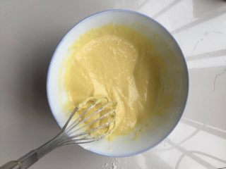 6、肉松小贝,z字形搅拌至无面粉颗粒（避免起筋）