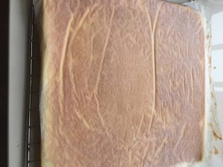 14、肉松小贝,出炉后倒扣在烤网上放凉，揭掉油纸，为防止散失水分再盖上油纸