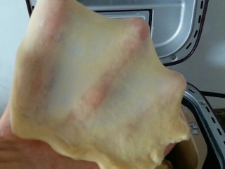 2、椰蓉面包,面包机一个程序后加入黄油，两个程序后可以拉出结实的膜就可以了。我的面包机揉面程序是20分钟