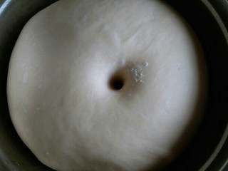 4、椰蓉面包,面团发酵至2到2.5倍大，第一次发酵就完成了。（用手指沾点干粉，插进面团内，如果圆孔不回缩就发好了）