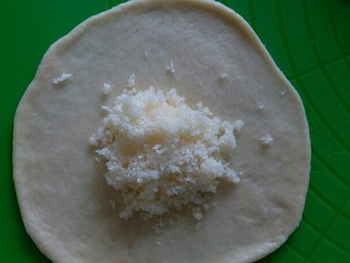 9、椰蓉面包,放上椰蓉馅儿