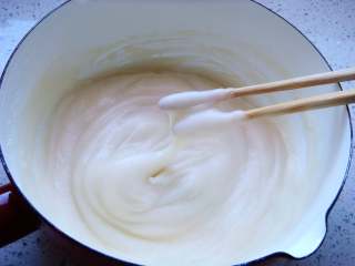 1、全麦软欧包,制作汤种：200克的清水里倒入40克高筋面粉（分量外）搅拌均匀，用小火不停的搅拌出现纹路，呈半透明状，晾凉备用。