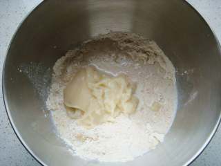 4、全麦软欧包,倒入汤种。