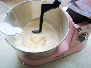 5、全麦软欧包,加入剩余的牛奶（牛奶预留20克左右视面团状态酌情添加）开始和面。